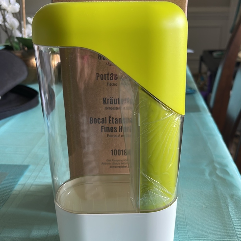 Pampered Chef Herb Keeper New in box.